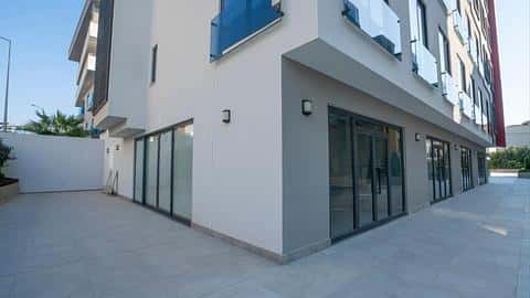 Magasin commercial spacieux éligible à la citoyenneté à vendre à Alanya Oba | Emplacement central | Revenu locatif élevé — 7/11