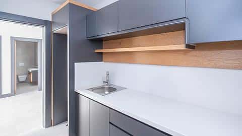 Bureau 2+1 à vendre à Alanya | À 100 mètres du nouveau bâtiment municipal | Cuisine séparée | Rendement locatif élevé — 9/15