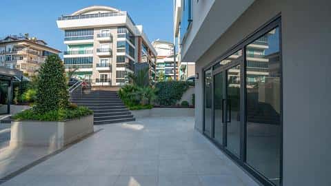 Magasin commercial spacieux éligible à la citoyenneté à vendre à Alanya Oba | Emplacement central | Revenu locatif élevé — 8/11