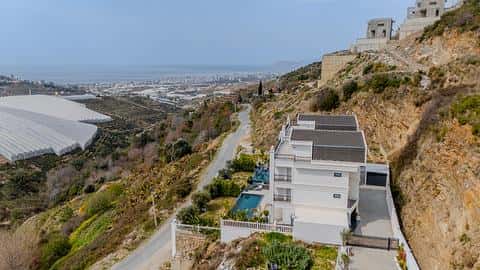 Villa avec piscine privée à Kargicak et vue panoramique sur le château — 7/24