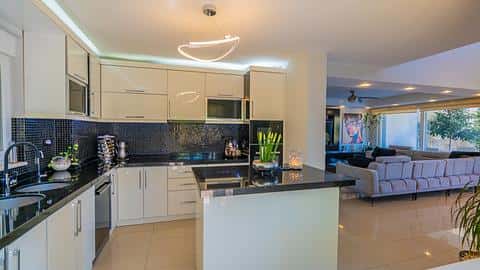 Duplex Luxueux 3+1 avec Vues Panoramiques sur la Mer, la Nature et la Ville — 7/31