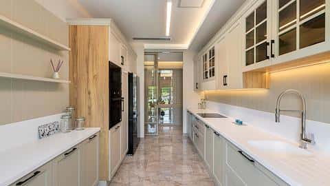 complexe de grande hauteur de luxe avec des installations modernes — 10/18