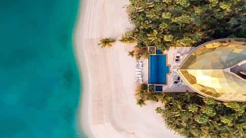 Luxurious Beachfront Villa in The World Islands, Dubai — 4/43