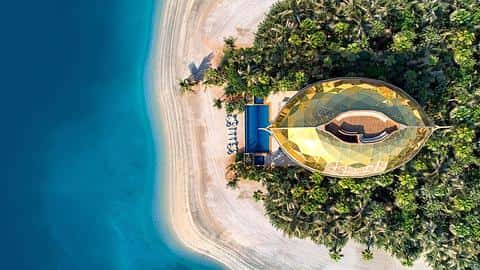 Luxurious Beachfront Villa in The World Islands, Dubai — 3/43