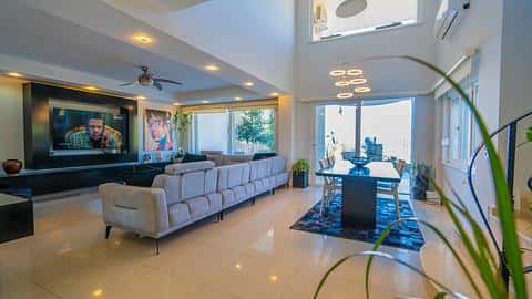 Duplex Luxueux 3+1 avec Vues Panoramiques sur la Mer, la Nature et la Ville — 8/31