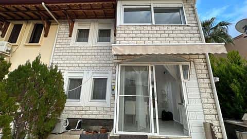 Villa 2+1 entièrement meublée avec jardin, terrasses et accès à la piscine à Kargicak — 2/23