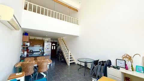 Klasik Akdeniz Tarzında Tek Yatak Odalı Çağdaş Loft — 9/15