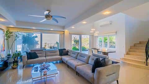 Duplex Luxueux 3+1 avec Vues Panoramiques sur la Mer, la Nature et la Ville — 10/31