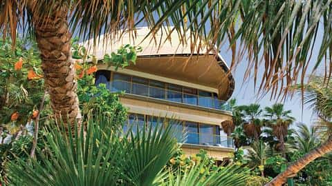 Luxurious Beachfront Villa in The World Islands, Dubai — 2/43