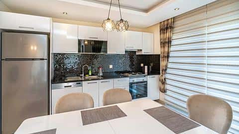 2+1 Byt na predaj v Alanyi Kestel | Luxusný projekt s vnútorným bazénom | Kompletné zariadenie a pripravené na nasťahovanie — 9/35