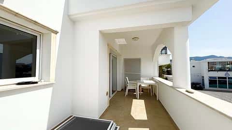 Ático completamente amueblado de 3 dormitorios con terraza en la azotea y barbacoa exterior — 8/22