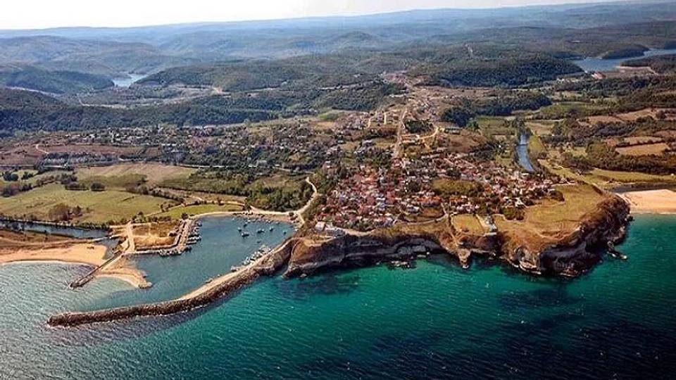 Urocza wioska między dwoma rzekami