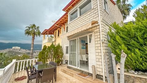 Villa 2+1 entièrement meublée avec jardin, terrasses et accès à la piscine à Kargicak — 1/23