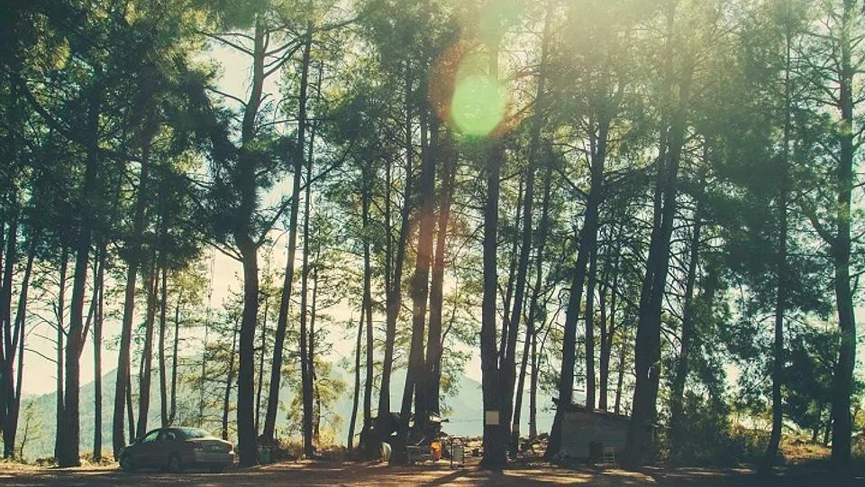 Jedinstveni pogled na jezero s plutajućom platformom