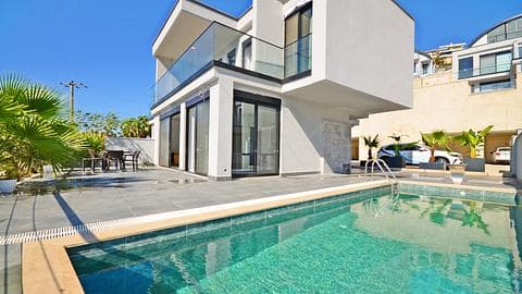 Sea View 3+1 Villa with Private Pool for Sale in Alanya — 1/24