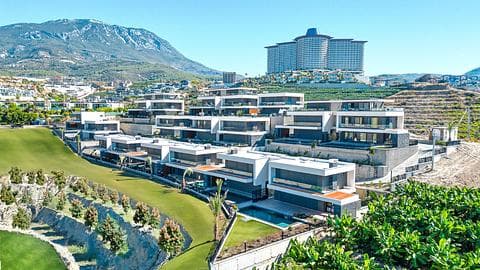Villas de Luxe à Vendre à Kargicak | Vue sur la Mer et le Château — 1/22