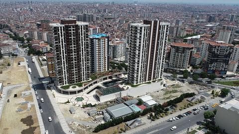 Espace commercial principal à Bagcilar, centre-ville d'Istanbul à vendre — 1/15